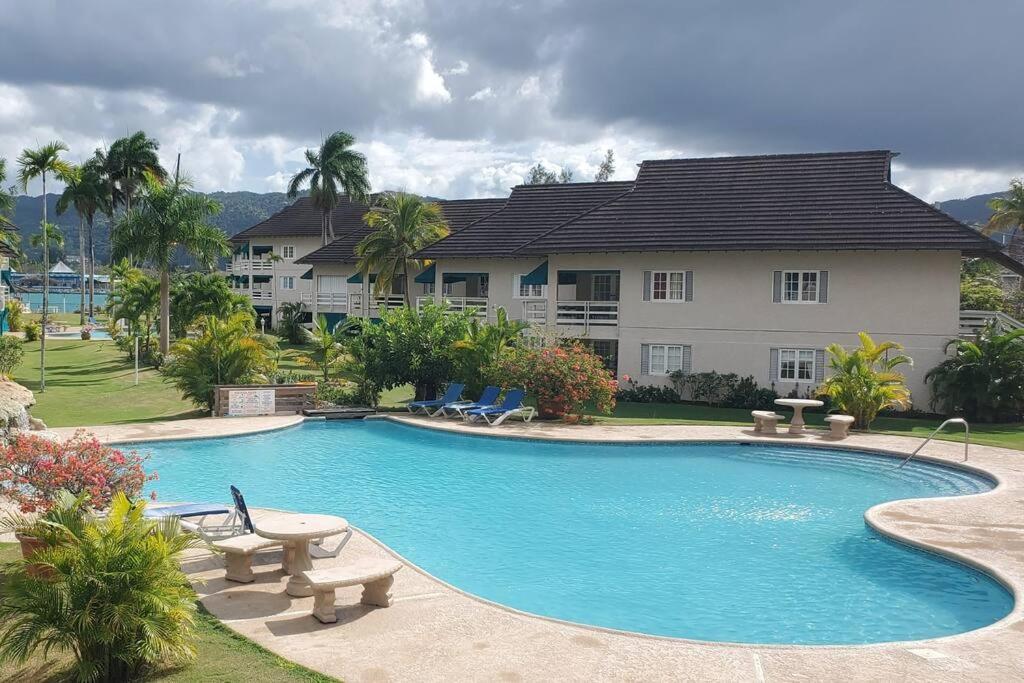 Chalet Cassie Apartment มอนเทโกเบย์ ภายนอก รูปภาพ