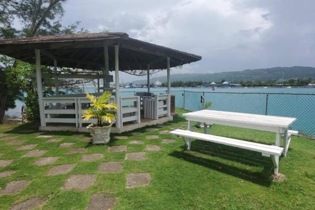 Chalet Cassie Apartment มอนเทโกเบย์ ภายนอก รูปภาพ